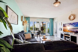 Apartment, 1 King-Bett und Schlafsofa (Land's End 1-303 Gulf View) | Wohnbereich | Fernseher