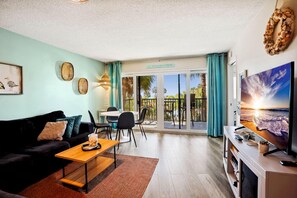 Apartment, 1 King-Bett und Schlafsofa (Land's End 1-303 Gulf View) | Wohnbereich | Fernseher