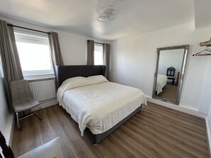 2 habitaciones, tabla de planchar con plancha, cuna de viaje y wifi