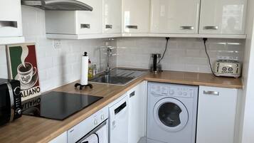 Kühlschrank, Mikrowelle, Ofen, Herdplatte