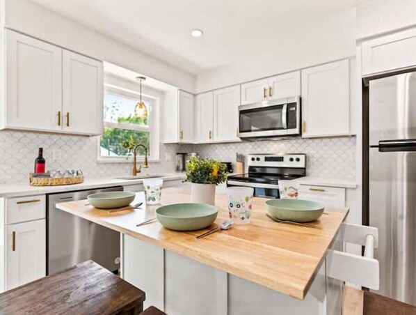 Fridge, microwave, oven, stovetop - Relaxing pool, Elegant and FUN vacation home! (Clearwater)