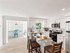 Fridge, microwave, oven, stovetop - Relaxing pool, Elegant and FUN vacation home! (Clearwater)