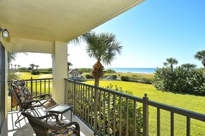 Apartment, 1 King-Bett (Land's End 10-201 Beach Front - Premi) | Unterkunftsgelände