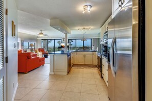 Apartment, 1 King-Bett (Land's End 10-201 Beach Front - Premi) | Eigene Küche | Ofen, Toaster