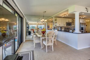 Condo, 1 King Bed (Land's End 10-201 Beach Front - Premi) | Dining
