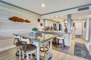 Dining - Land's End 10-202 Beach Front - Premier (Treasure Island)