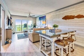 Living area - Land's End 10-202 Beach Front - Premier (Treasure Island)