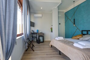 Quarto casal superluxo, vista para a cidade | Lençóis italianos Frette, roupas de cama premium, edredons de pluma