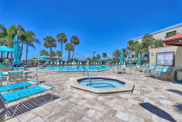 Appart'hôtel, 1 très grand lit (Land's End 10-302 Beach Front - Premi) | Piscine | Piscine chauffée
