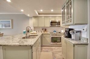 Bloc d'apartaments, diversos llits (Land's End 10-402 Beach Front - Premi) | Cuina privada | Forn i torradora 