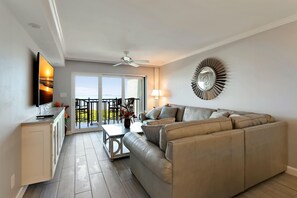 Lägenhet - flera sängar (Land's End 10-403 Beach Front - Premi) | Vardagsrum | Tv