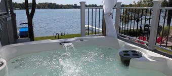 Cozy cottage on peaceful lake