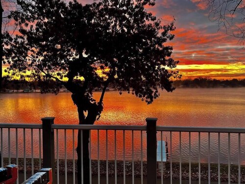Cozy cottage on peaceful lake