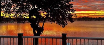 Cozy cottage on peaceful lake