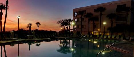 Condo, 1 cama King size y sofá cama (Land's End 11-204 Beach Front) | Alberca | Alberca climatizada