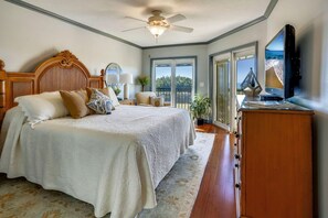 2 bedrooms, WiFi - Land's End 11-204 Beach Front (Treasure Island)
