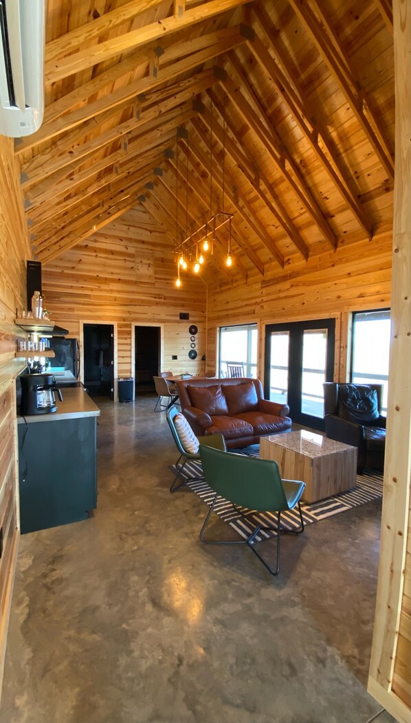 Smart TV, books, music library - Ridge Life Lodge (Mountain View)