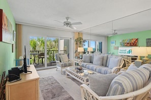 Condo, 1 très grand lit (Land's End 11-304 Beach Front) | Aire de séjour | Téléviseur