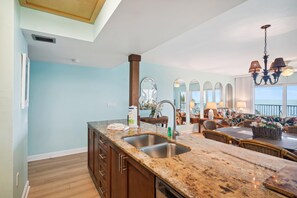 Condo, 1 cama King size y sofá cama (Land's End 11-307 Beach Front - Premi) | Interior