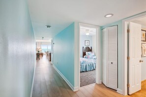 คอนโด, เตียงคิงไซส์ 1 เตียง และโซฟาเบด (Land's End 11-307 Beach Front - Premi) | 2 ห้องนอน, Wi-Fi