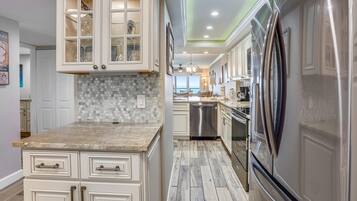Condo, Multiple Beds (Land's End 11-405 Beach Front - Premi) | Private kitchen