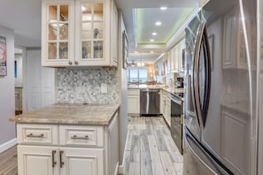 Condo, Multiple Beds (Land's End 11-405 Beach Front - Premi) | Private kitchen