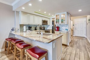 Lejlighed - flere senge (Land's End 11-405 Beach Front - Premi) | Privat køkken