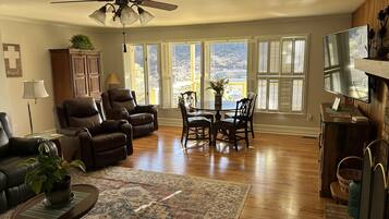 Smart TV, fireplace, video games, table tennis