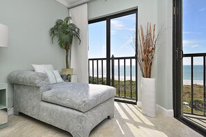คอนโด, เตียงคิงไซส์ 1 เตียง (Land's End 11-406 Beach Front - Premi) | บริเวณนั่งเล่น | ทีวี