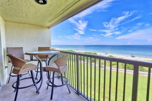 Apartamento, 1 cama de matrimonio grande (Land's End 11-407 Beach Front - Premi) | Restaurante al aire libre