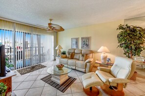 コンドミニアム キングベッド 1 台ソファーベッド付き (Land's End 3-202 Bay Front) | リビング エリア | テレビ