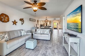 Condo, 1 cama King (Land's End 3-203 Bay Front - Premier) | Área de estar | TV