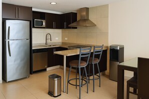 Kühlschrank, Mikrowelle, Ofen, Geschirrspüler
