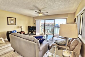 Apartment, 1 King-Bett (Land's End 3-206 Bay Front - Premier) | Wohnbereich