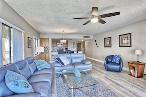 Appartamento, 1 letto king (Land's End 3-206 Bay Front - Premier) | Area soggiorno | TV