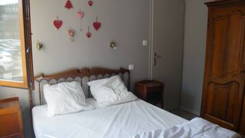 2 bedrooms, iron/ironing board