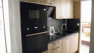 Réfrigérateur, four à micro-ondes, un four, surface de cuisson