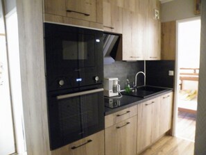 Køleskab, mikrobølgeovn, ovn, kogeplade