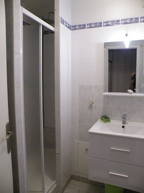Douche, sèche-cheveux