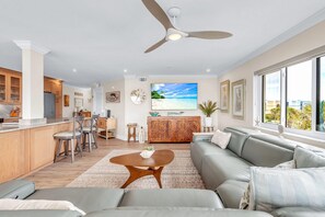 Leilighet, flere senger (Land's End 3-301 Bay Front - Premier) | Oppholdsområde | TV