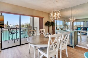 Apartment, Mehrere Betten (Land's End 3-301 Bay Front - Premier) | Speisen