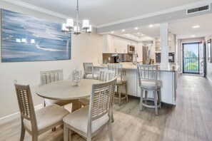 Apartment, Mehrere Betten (Land's End 3-303 Bay Front - Premier) | Speisen