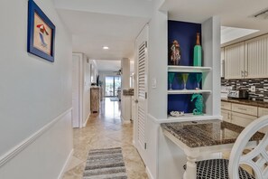 Apartment, Mehrere Betten (Land's End 4-303 Bay Front - Premier) | Innenbereich