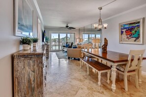 Apartment, Mehrere Betten (Land's End 4-303 Bay Front - Premier) | Wohnbereich | Fernseher