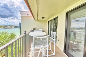 Apartment, 1 King-Bett (Land's End 4-401 Bay Front - Premier) | Speisen im Freien