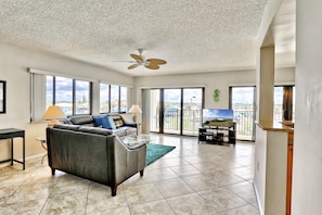 Apartment, 1 King-Bett (Land's End 4-401 Bay Front - Premier) | Wohnbereich