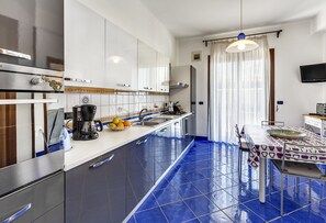 Refrigerador, horno, parrilla de estufa y lavavajillas