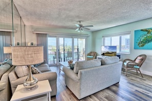 Apartment, Mehrere Betten (Land's End 4-406 Bay Front) | Wohnbereich | Fernseher