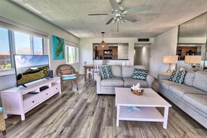 Apartment, Mehrere Betten (Land's End 4-406 Bay Front) | Wohnbereich | Fernseher