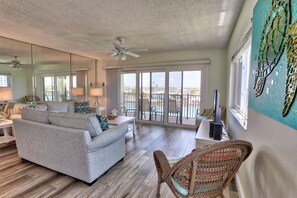 Apartment, Mehrere Betten (Land's End 4-406 Bay Front) | Wohnbereich | Fernseher